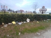 Људи бацају, ветар разноси
